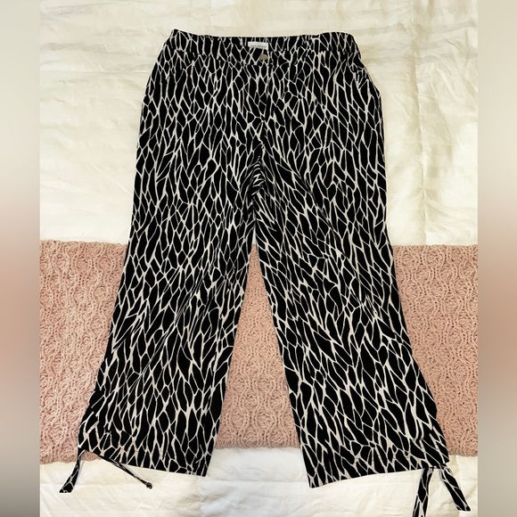 Chicos Zenergy black/white patterned capris - Picture 1 of 3